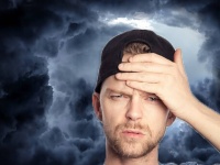 台風が来ると頭が痛くなる人がいる。その原因は？