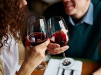 間接キスをしてくる男性心理って？　脈ありな相手と距離を縮める方法