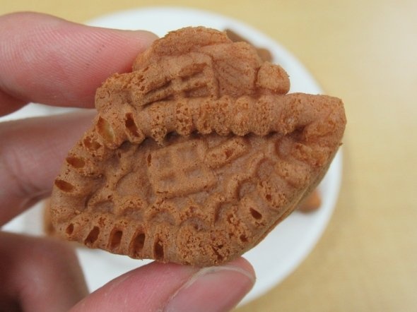 菱形のように見えるのが履帯で、真ん中の「田」の字に見えるのが砲塔だ