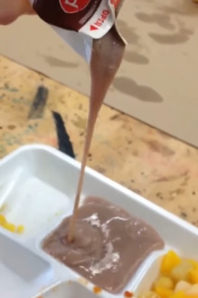 これは・・・アメリカの高校生のある日の給食が話題に