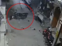 ポルターガイスト現象か？無人のバイクが突如動き出す瞬間をとらえた監視カメラ映像
