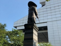 徳川家康の背中を眺めつつわき道を通り抜ける（2018年7月記者撮影）