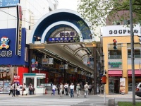 2008年6月の写真。左の「ドン・キホーテ」の看板がサンデパートビル（Mugu-shisaiさん撮影、Wikimedia Commons