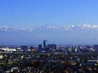 富山市街から立山連峰を望む（名古屋太郎さん撮影、Wikimedia Commons