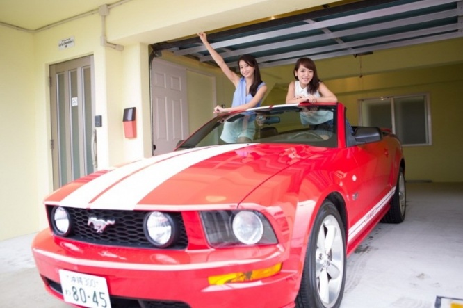 １階には電動式扉の付いた専用オートガレージが