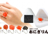 こんなプロポーズもありかも！？おにぎりをパカッと開くと、具のリングがでてくるカプセルトイ「おにぎりん具」