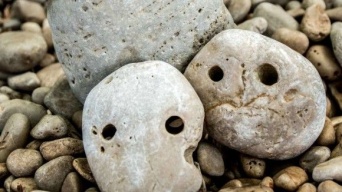 顔・顔・顔！人面石がずらりと並ぶ。海外でも注目されているディープマニアックな秩父珍石館（埼玉県）