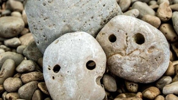 顔・顔・顔！人面石がずらりと並ぶ。海外でも注目されているディープマニアックな秩父珍石館（埼玉県）