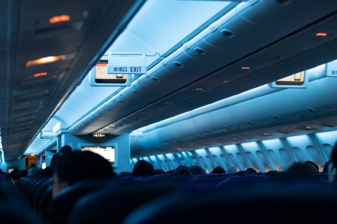 夜の飛行機で大泣きする1歳児がピタッと静かに 乗客たちの「連携プレー」に母、ビックリ