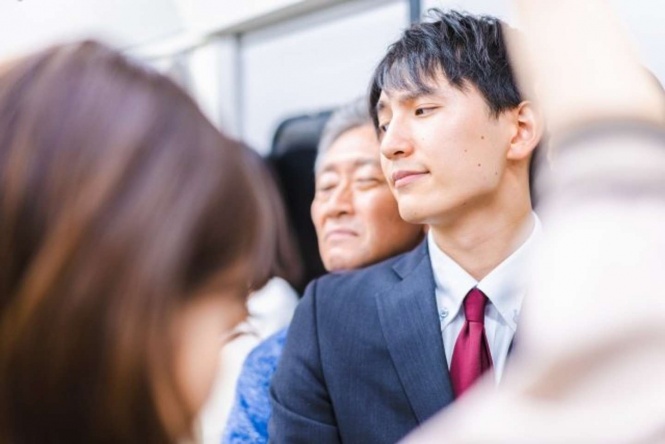 肘打ちの男性と私の間に割って入って来てくれて......（画像はイメージ）