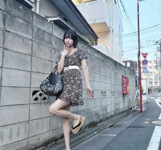 足元に注目！？あのちゃん、ファンからのプレゼントの“ミニ丈ワンピ