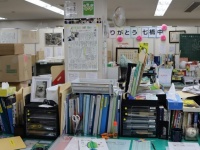 「15年前の職員室」に入って、先生の机を物色しましょう　飯田橋で開催の展示「あの職員室」がスゴかった