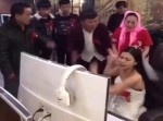 【動画】まさかの挙式前にゲームして動かない新婦！　これには新郎一族が激怒