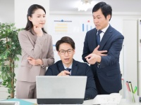 「働くうえでの困りごと」は年代で違う？20代は”子育て”、中高年は“健康と急な出費”支援がカギに｜カロリパークス調べ