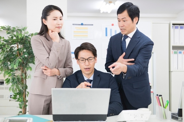 「働くうえでの困りごと」は年代で違う？20代は”子育て”、中高年は“健康と急な出費”支援がカギに｜カロリパークス調べ