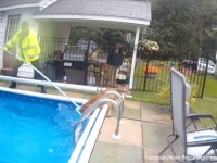 鹿もこう暑くっちゃよう。民家のプールでくつろぐ鹿、警察により退場させられる
