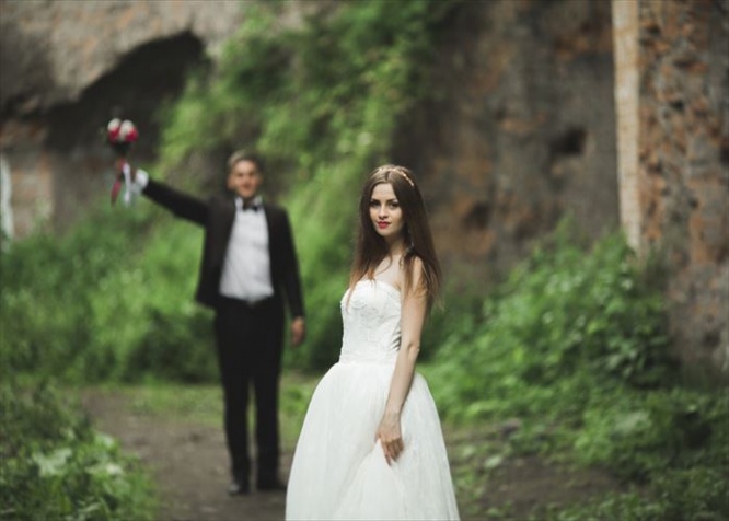 Beautiful bride posing near rocks with beautiful views.
