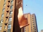 高層ビル、“さけるチーズ”になる