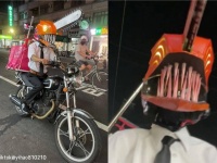 チェンソーマンが好きすぎる台湾の配達員、ヘルメットを魔改造してバイクに乗ったところ、交通違反で罰金の可能性