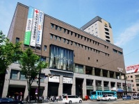 熊本市現代美術館（663highlandさん撮影、Wikimedia Commonsより