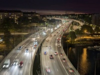走行しながら電気自動車を充電できる高速道路をスウェーデンで建設中