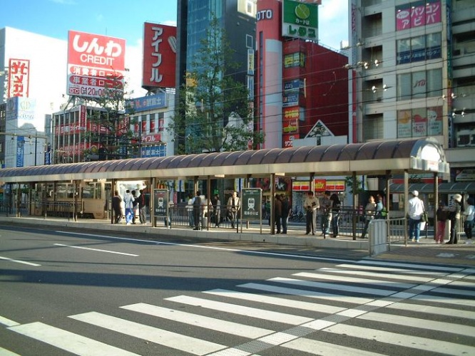 岡山駅前電停（ORITO,Sさん撮影、Wikimedia Commons
