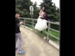 これは痛い！　手すりの上で“新婚写真”を撮ろうとした結果、思わぬ悲劇が…
