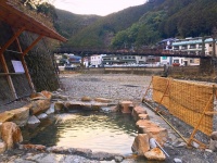 川や吊り橋が目の前に見える露天風呂