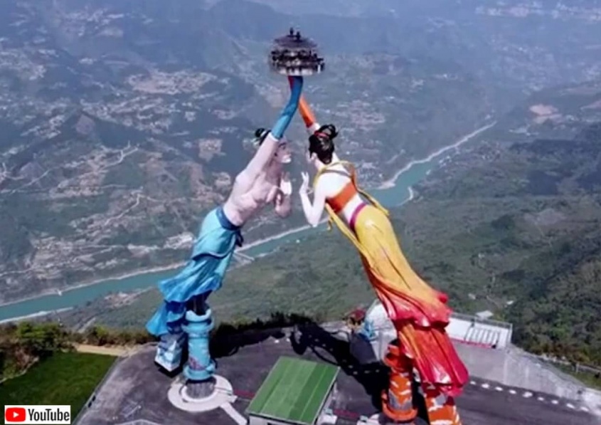 高さ千メートルの断崖絶壁の上でくるくる。ロマンチックだけじゃすまない恐怖のアトラクション「フライング・キス」