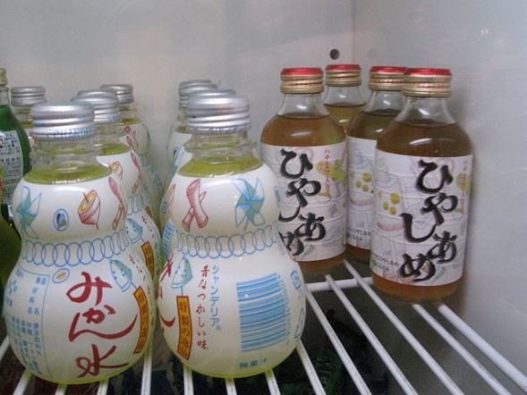 ひやしあめとみかん水（pcs34560さん撮影、Wikimedia Commonsより）