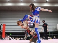 蹴りを決める荒井優希