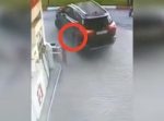 危険すぎ！　給油ホースを繋いだまま発車してしまった車。