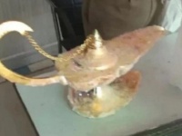「アラジンと魔法のランプ」だと偽り、医師に売りつけた男ら逮捕（インド）