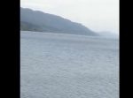 ネッシー現る！？　ネス湖で不自然な立ち方をする波が…
