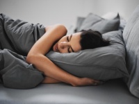 新しい場所で初めて眠るとき、人間の脳は半分覚醒したままの状態にある（米研究）
