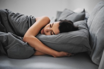 新しい場所で初めて眠るとき、人間の脳は半分覚醒したままの状態にある（米研究）