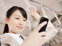 老けて見えるほうれい線の原因に！ 「スマホたるみ顔」の改善法まとめ