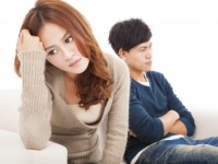 ヒィィッ、携帯電話が真っ二つに……！　彼氏の嫉妬にあきれてしまったこと5つ！