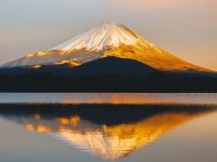 美しすぎて「息をするのも忘れていた」　雪化粧の富士山が黄金色に輝いた日