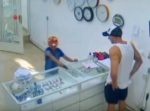 こんな子どもまで…！　おもちゃの銃で強盗しようとする９歳の少年。