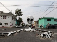 道真ん中に巨大な骸骨が！メキシコのお祭り「死者の日」がはじまる