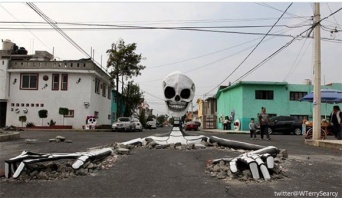 道真ん中に巨大な骸骨が！メキシコのお祭り「死者の日」がはじまる