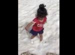 自然の落とし穴。　雪の上を歩く女の子がいきなり落下！