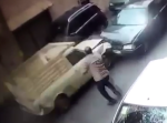 【正気じゃない】小型トラックが暴走し、次々と車にぶつかっていく映像