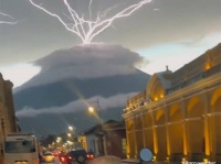 まるで火山が稲妻を放出しているような驚くべき自然現象「スパイダー・ライトニング」