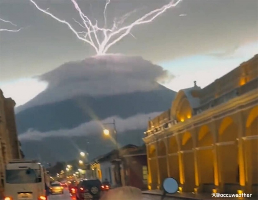 まるで火山が稲妻を放出しているような驚くべき自然現象「スパイダー・ライトニング」