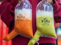 控えめに言っても突き抜けていた。タイのティーショップのビニール袋が息子スティック