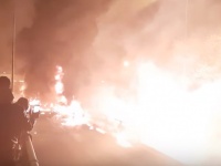 火炎手榴弾に爆竹を路上で投げ合い激しく燃える！暴動かと思いきや...ギリシャ正教会の復活祭を祝う伝統行事だった
