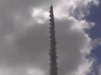 何これすごい！渦を巻いて空に舞い上がり、パラシュートで降りてくるプロペラ花火