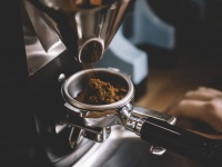 コーヒーからカフェインを取り除いた「デカフェ」の安全性は？